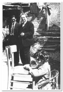 Pasolini in una borgata romana con Carlo Levi - 1970